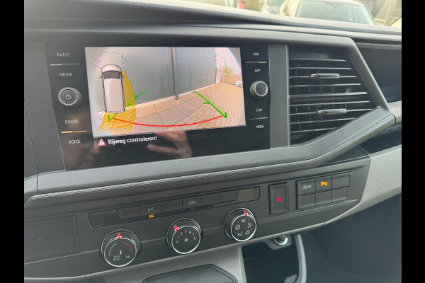 Volkswagen Transporter * Automaat L1H1 * Parkeercamera * Navigatiesysteem * Cruise Control * LM Velgen *