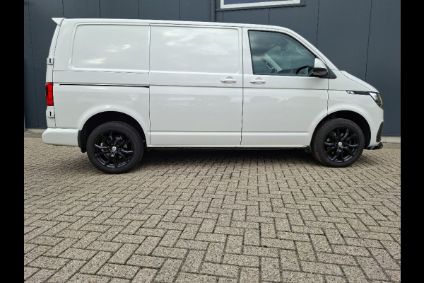Volkswagen Transporter * Automaat L1H1 * Parkeercamera * Navigatiesysteem * Cruise Control * LM Velgen *