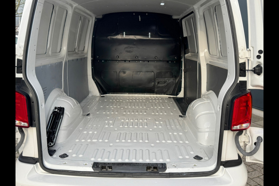 Volkswagen Transporter * Automaat L1H1 * Parkeercamera * Navigatiesysteem * Cruise Control * LM Velgen *