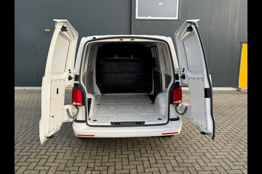 Volkswagen Transporter * Automaat L1H1 * Parkeercamera * Navigatiesysteem * Cruise Control * LM Velgen *