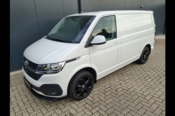 Volkswagen Transporter * Automaat L1H1 * Parkeercamera * Navigatiesysteem * Cruise Control * LM Velgen *