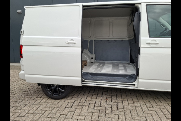 Volkswagen Transporter * Automaat L1H1 * Parkeercamera * Navigatiesysteem * Cruise Control * LM Velgen *