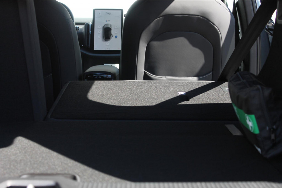 Volvo EX30 P5 Long Range Plus Europa 69 kWh Google infotainment / Getint glas vanaf de B-stijl / Stoelverwarming / Stuurwielverwarming / 19" lichtmetalen velgen