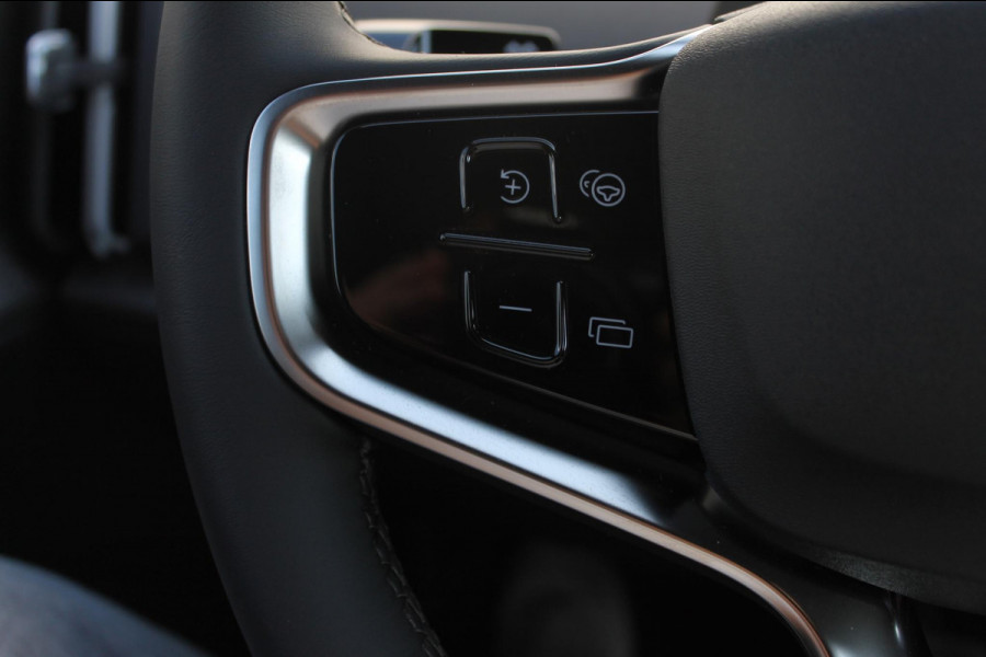 Volvo EX30 P5 Long Range Plus Europa 69 kWh Google infotainment / Getint glas vanaf de B-stijl / Stoelverwarming / Stuurwielverwarming / 19" lichtmetalen velgen