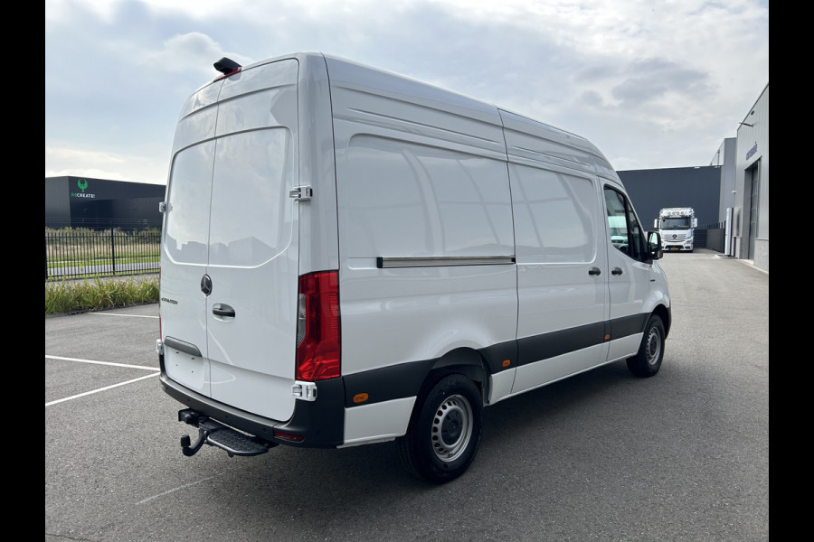 Mercedes-Benz eSprinter 320 L2 H2 Pro 81kWh / Snel laden 115Kw / Trekhaak / Parkeersensoren / MBUX / Navigatie / Camera / Cruise control / Airco / 270 G