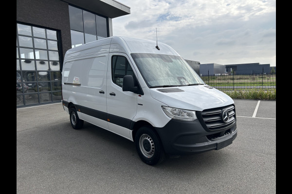 Mercedes-Benz eSprinter 320 L2 H2 Pro 81kWh / Snel laden 115Kw / Trekhaak / Parkeersensoren / MBUX / Navigatie / Camera / Cruise control / Airco / 270 G