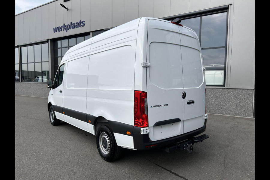 Mercedes-Benz eSprinter 320 L2 H2 Pro 81kWh / Snel laden 115Kw / Trekhaak / Parkeersensoren / MBUX / Navigatie / Camera / Cruise control / Airco / 270 G