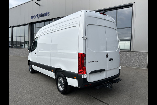 Mercedes-Benz eSprinter 320 L2 H2 Pro 81kWh / Snel laden 115Kw / Trekhaak / Parkeersensoren / MBUX / Navigatie / Camera / Cruise control / Airco / 270 G