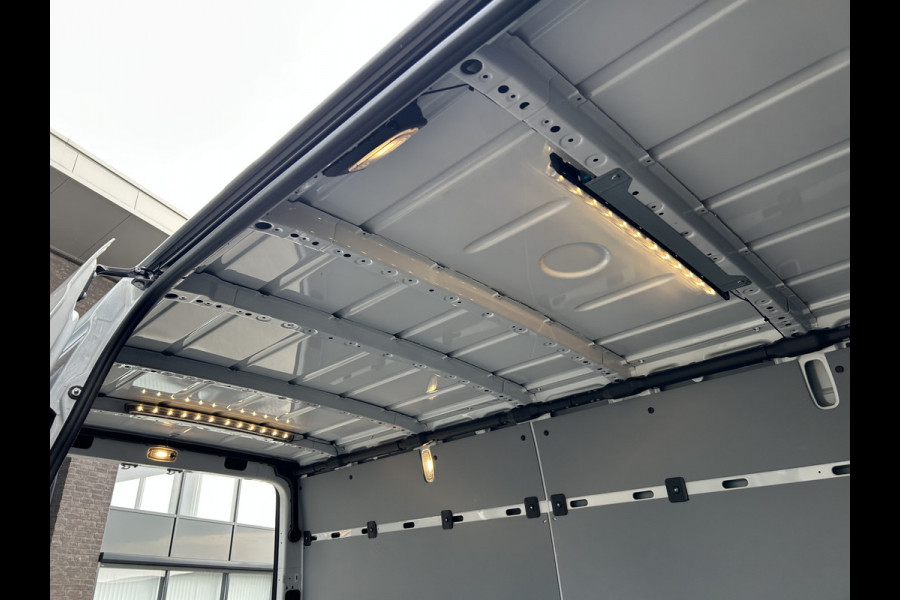 Mercedes-Benz eSprinter 320 L2 H2 Pro 81kWh / Snel laden 115Kw / Trekhaak / Parkeersensoren / MBUX / Navigatie / Camera / Cruise control / Airco / 270 G