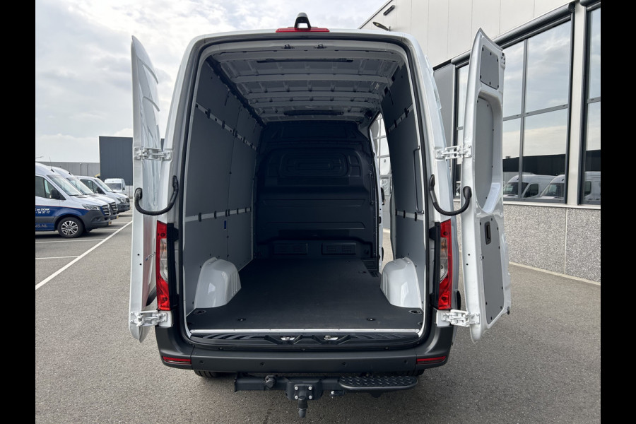 Mercedes-Benz eSprinter 320 L2 H2 Pro 81kWh / Snel laden 115Kw / Trekhaak / Parkeersensoren / MBUX / Navigatie / Camera / Cruise control / Airco / 270 G