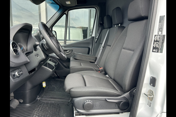 Mercedes-Benz eSprinter 320 L2 H2 Pro 81kWh / Snel laden 115Kw / Trekhaak / Parkeersensoren / MBUX / Navigatie / Camera / Cruise control / Airco / 270 G