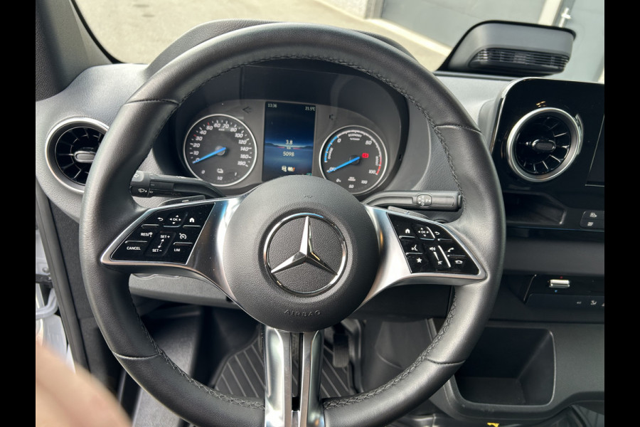 Mercedes-Benz eSprinter 320 L2 H2 Pro 81kWh / Snel laden 115Kw / Trekhaak / Parkeersensoren / MBUX / Navigatie / Camera / Cruise control / Airco / 270 G