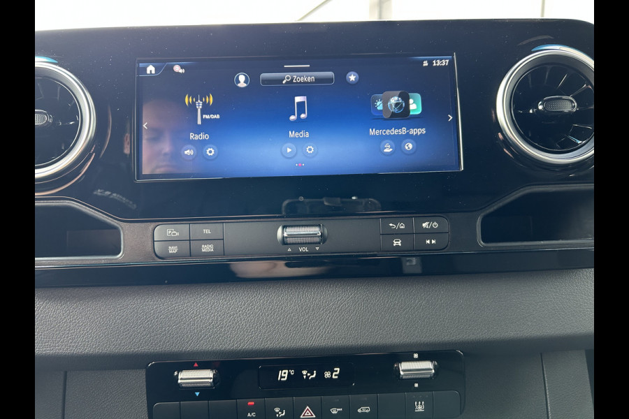 Mercedes-Benz eSprinter 320 L2 H2 Pro 81kWh / Snel laden 115Kw / Trekhaak / Parkeersensoren / MBUX / Navigatie / Camera / Cruise control / Airco / 270 G