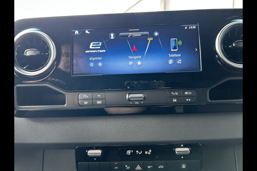 Mercedes-Benz eSprinter 320 L2 H2 Pro 81kWh / Snel laden 115Kw / Trekhaak / Parkeersensoren / MBUX / Navigatie / Camera / Cruise control / Airco / 270 G