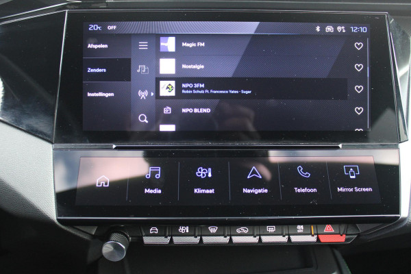 Peugeot 408 1.6 HYbrid 225PK GT ACTIERADIUS ELEK. WLTP 81-85KM | PANORAMA SCHUIF/KANTEL DAK | ELEKTRISCH VERSTELBARE VOORSTOELEN MET MASAGE FUNCTIE | VOORSTOELEN VERWARMBAAR | STUUR VERWARMING | SFEER VERLICHTING | 20" LICHTMETALEN VELGEN | ELEKTRISCH BEDIENBARE ACHTERKLEP | LED MATRIX KOPLAMPEN | 360° CAMERA | PARKEERSENSOREN VOOR + ACHTER | DRAADLOZE TELEFOONLADER | DRAADLOZE APPLE CARPLAY/ANDROID AUTO | NAVIGATIE | DODEHOEK DETECTIE | ADAPTIVE CRUISE CONTROL |