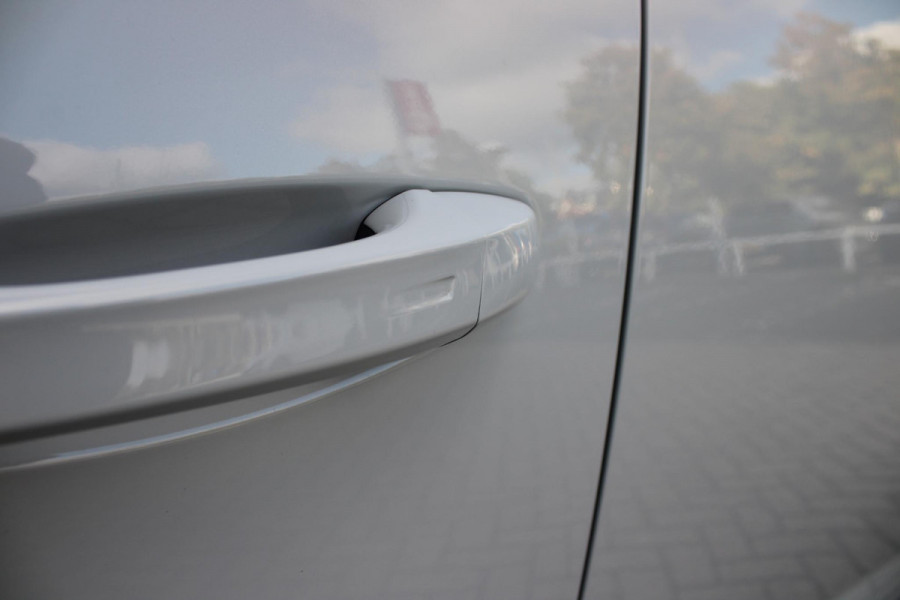 Peugeot 408 1.6 HYbrid 225PK GT ACTIERADIUS ELEK. WLTP 81-85KM | PANORAMA SCHUIF/KANTEL DAK | ELEKTRISCH VERSTELBARE VOORSTOELEN MET MASAGE FUNCTIE | VOORSTOELEN VERWARMBAAR | STUUR VERWARMING | SFEER VERLICHTING | 20" LICHTMETALEN VELGEN | ELEKTRISCH BEDIENBARE ACHTERKLEP | LED MATRIX KOPLAMPEN | 360° CAMERA | PARKEERSENSOREN VOOR + ACHTER | DRAADLOZE TELEFOONLADER | DRAADLOZE APPLE CARPLAY/ANDROID AUTO | NAVIGATIE | DODEHOEK DETECTIE | ADAPTIVE CRUISE CONTROL |