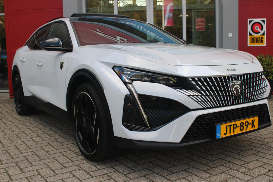 Peugeot 408 1.6 HYbrid 225PK GT ACTIERADIUS ELEK. WLTP 81-85KM | PANORAMA SCHUIF/KANTEL DAK | ELEKTRISCH VERSTELBARE VOORSTOELEN MET MASAGE FUNCTIE | VOORSTOELEN VERWARMBAAR | STUUR VERWARMING | SFEER VERLICHTING | 20" LICHTMETALEN VELGEN | ELEKTRISCH BEDIENBARE ACHTERKLEP | LED MATRIX KOPLAMPEN | 360° CAMERA | PARKEERSENSOREN VOOR + ACHTER | DRAADLOZE TELEFOONLADER | DRAADLOZE APPLE CARPLAY/ANDROID AUTO | NAVIGATIE | DODEHOEK DETECTIE | ADAPTIVE CRUISE CONTROL |