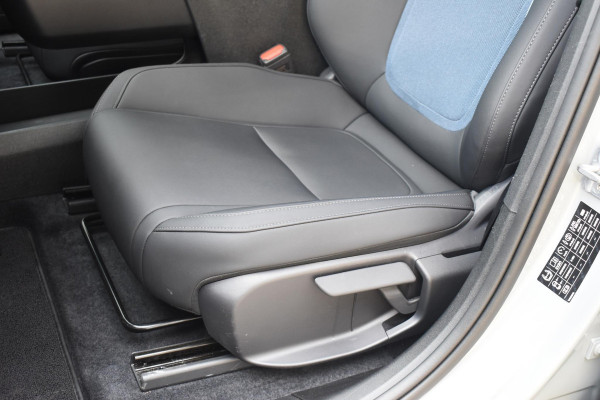Volvo EX30 Single Motor Extended Range Plus 69 kWh / Adaptive Cruise Control / Harman Kardon / Stoelverwarming / Stuurverwarming / Achteruitrijcamera / Elektrische achterklep / Parkeersensoren V+A / Trekhaak elektrisch uitklapbaar