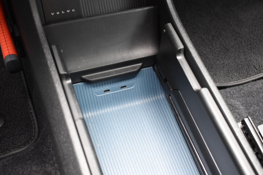 Volvo EX30 Single Motor Extended Range Plus 69 kWh / Adaptive Cruise Control / Harman Kardon / Stoelverwarming / Stuurverwarming / Achteruitrijcamera / Elektrische achterklep / Parkeersensoren V+A / Trekhaak elektrisch uitklapbaar