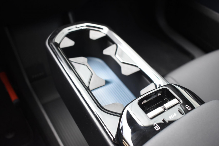 Volvo EX30 Single Motor Extended Range Plus 69 kWh / Adaptive Cruise Control / Harman Kardon / Stoelverwarming / Stuurverwarming / Achteruitrijcamera / Elektrische achterklep / Parkeersensoren V+A / Trekhaak elektrisch uitklapbaar