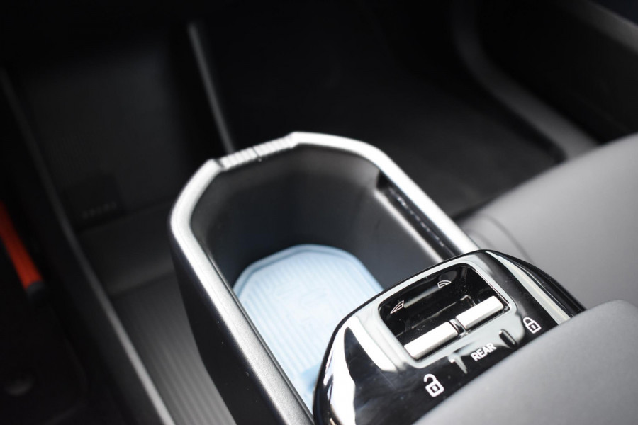 Volvo EX30 Single Motor Extended Range Plus 69 kWh / Adaptive Cruise Control / Harman Kardon / Stoelverwarming / Stuurverwarming / Achteruitrijcamera / Elektrische achterklep / Parkeersensoren V+A / Trekhaak elektrisch uitklapbaar