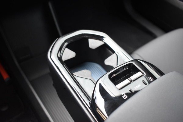 Volvo EX30 Single Motor Extended Range Plus 69 kWh / Adaptive Cruise Control / Harman Kardon / Stoelverwarming / Stuurverwarming / Achteruitrijcamera / Elektrische achterklep / Parkeersensoren V+A / Trekhaak elektrisch uitklapbaar