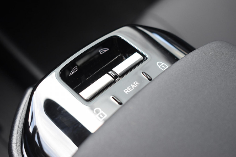 Volvo EX30 Single Motor Extended Range Plus 69 kWh / Adaptive Cruise Control / Harman Kardon / Stoelverwarming / Stuurverwarming / Achteruitrijcamera / Elektrische achterklep / Parkeersensoren V+A / Trekhaak elektrisch uitklapbaar