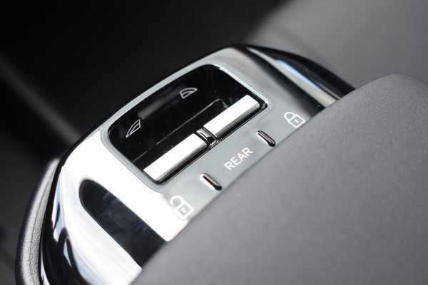 Volvo EX30 Single Motor Extended Range Plus 69 kWh / Adaptive Cruise Control / Harman Kardon / Stoelverwarming / Stuurverwarming / Achteruitrijcamera / Elektrische achterklep / Parkeersensoren V+A / Trekhaak elektrisch uitklapbaar