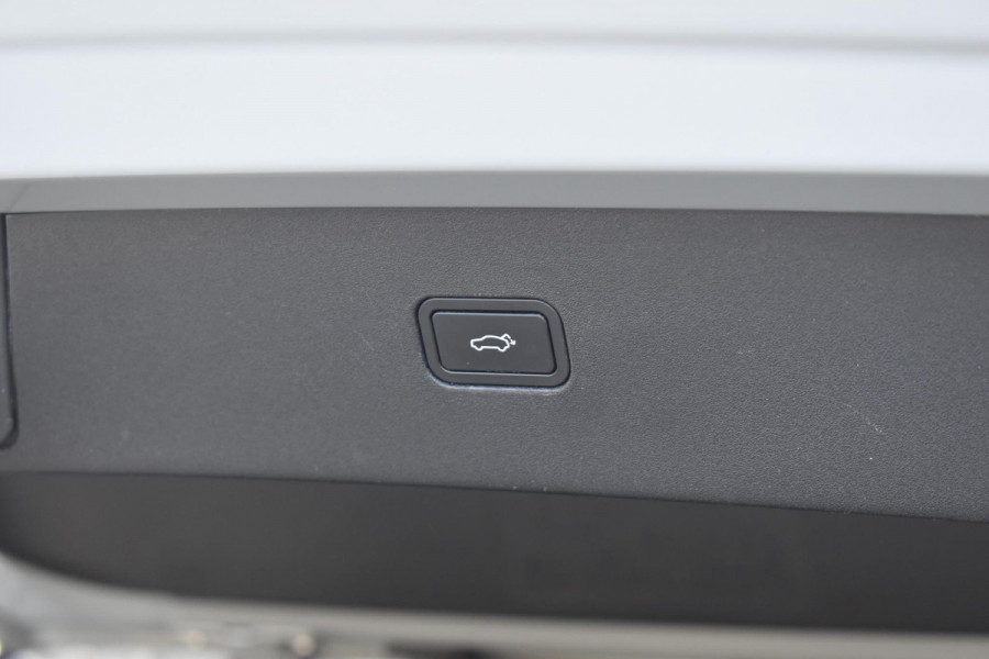 Volvo EX30 Single Motor Extended Range Plus 69 kWh / Adaptive Cruise Control / Harman Kardon / Stoelverwarming / Stuurverwarming / Achteruitrijcamera / Elektrische achterklep / Parkeersensoren V+A / Trekhaak elektrisch uitklapbaar