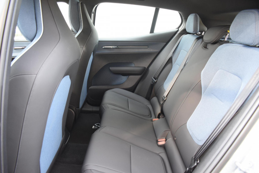 Volvo EX30 Single Motor Extended Range Plus 69 kWh / Adaptive Cruise Control / Harman Kardon / Stoelverwarming / Stuurverwarming / Achteruitrijcamera / Elektrische achterklep / Parkeersensoren V+A / Trekhaak elektrisch uitklapbaar