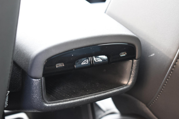 Volvo EX30 Single Motor Extended Range Plus 69 kWh / Adaptive Cruise Control / Harman Kardon / Stoelverwarming / Stuurverwarming / Achteruitrijcamera / Elektrische achterklep / Parkeersensoren V+A / Trekhaak elektrisch uitklapbaar