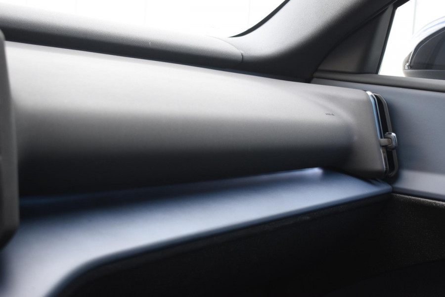 Volvo EX30 Single Motor Extended Range Plus 69 kWh / Adaptive Cruise Control / Harman Kardon / Stoelverwarming / Stuurverwarming / Achteruitrijcamera / Elektrische achterklep / Parkeersensoren V+A / Trekhaak elektrisch uitklapbaar