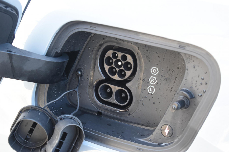 Volvo EX30 Single Motor Extended Range Plus 69 kWh / Adaptive Cruise Control / Harman Kardon / Stoelverwarming / Stuurverwarming / Achteruitrijcamera / Elektrische achterklep / Parkeersensoren V+A / Trekhaak elektrisch uitklapbaar