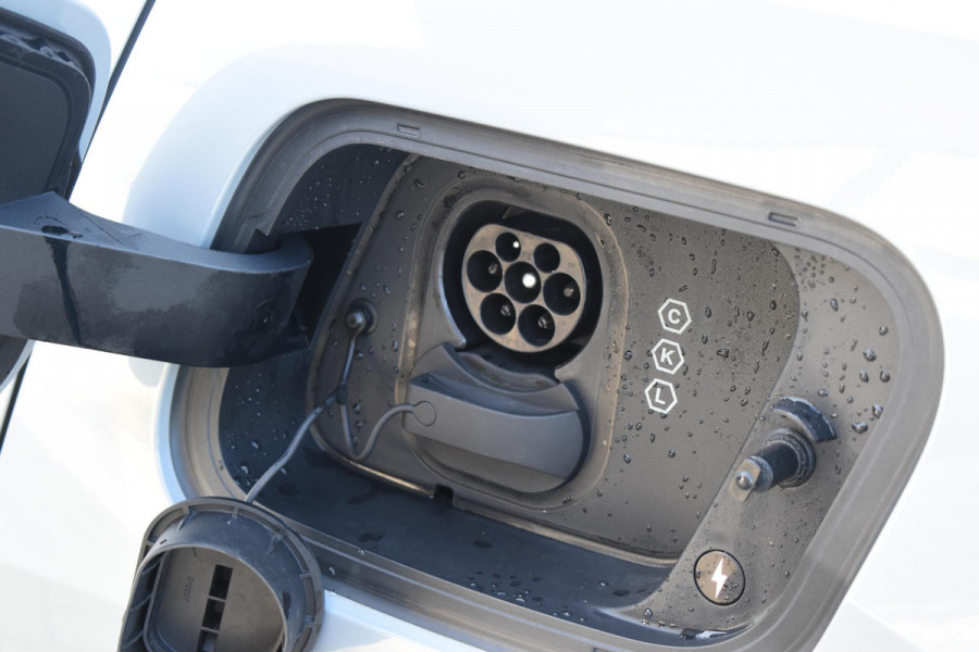 Volvo EX30 Single Motor Extended Range Plus 69 kWh / Adaptive Cruise Control / Harman Kardon / Stoelverwarming / Stuurverwarming / Achteruitrijcamera / Elektrische achterklep / Parkeersensoren V+A / Trekhaak elektrisch uitklapbaar