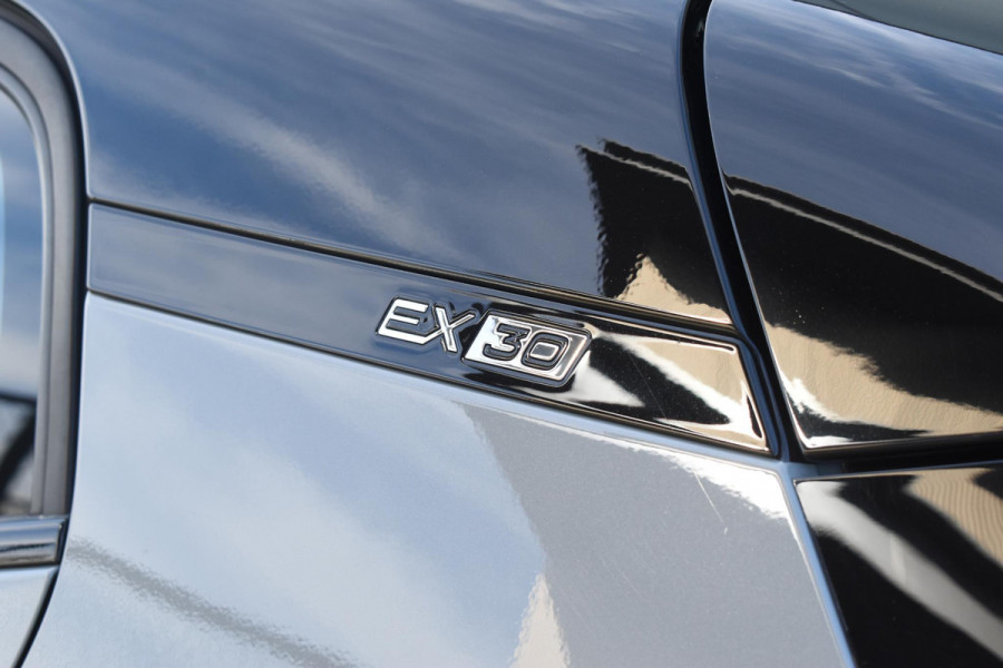 Volvo EX30 Single Motor Extended Range Plus 69 kWh / Adaptive Cruise Control / Harman Kardon / Stoelverwarming / Stuurverwarming / Achteruitrijcamera / Elektrische achterklep / Parkeersensoren V+A / Trekhaak elektrisch uitklapbaar