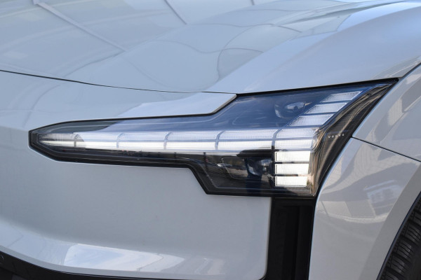 Volvo EX30 Single Motor Extended Range Plus 69 kWh / Adaptive Cruise Control / Harman Kardon / Stoelverwarming / Stuurverwarming / Achteruitrijcamera / Elektrische achterklep / Parkeersensoren V+A / Trekhaak elektrisch uitklapbaar