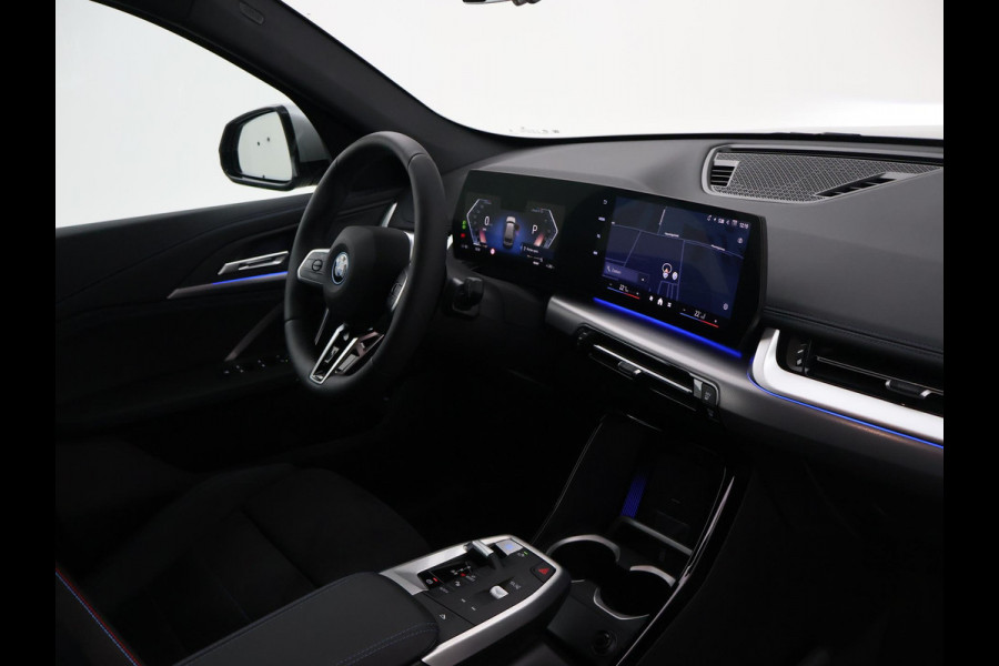 BMW iX1 eDrive20 67 kWh M SPORT EDITION *NIEUW* + TREKHAAK WEGKL. | ADAPTIVE CRUISE | 19 INCH | PREMIUM PACK