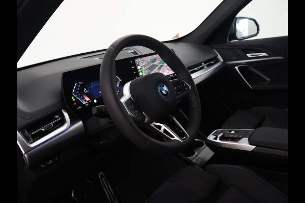 BMW iX1 eDrive20 67 kWh M SPORT EDITION *NIEUW* + PANORAMA | TREKHAAK | CAMERA | ADAPTIVE CRUISE | 19 INCH