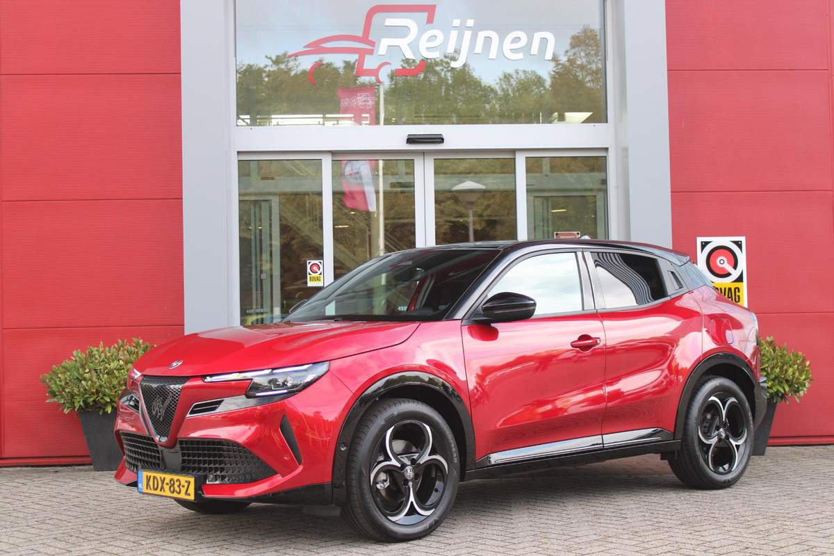 Alfa Romeo junior 1.2 145PK AUTOMAAT Hybrid IBRIDA TI | TECHNO PACK: (LED MATRIX KOPLAMPEN, DODEHOEK DETECTIE, ELEKTRISCH BEDIENBARE ACHTERKLEP, KEYLESS ENTRY, ACHTERUITRIJ CAMERA, PARKEERSENSOREN VOOR ACHTER EN ZIJKANT, DRAADLOZE TELEFOONLADER, LANE ASSIST, ADAPTIVE CRUISE CONTROL) | PACK TI: (ELEKTRISCH BEDIENBARE BESTUUDERSSTOEL, VERKEERSBORDEN WEERGAVE, GETINTE ACHTERRUITEN, SFEER VERLICHTING, GLANZEND ZWARTE BODYKIT, 10,25" TOUCHSCREEN, LEDEREN STUURWIEL, VERSTELBARE KOFFERVLOER OP 3 NIVEAUS) | 18" LICHTMETALEN VELGEN "FORI" | BRERA RED MET ZWART DAK | DRAADLOZE APPLE CARPLAY/ANDRO