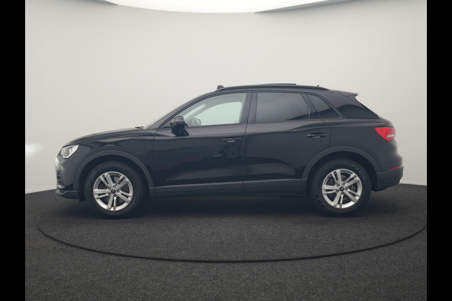 Audi Q3 45 TFSI e Advanced edition PHEV 245pk Dealer O.H | Panodak | 360 Camera | Blis | Voorstoelen Verwarmd | Sfeerverlichting | Cruise Control | DAB | Navigatie | Virtual | 17"L.M | Plug In Hybrid