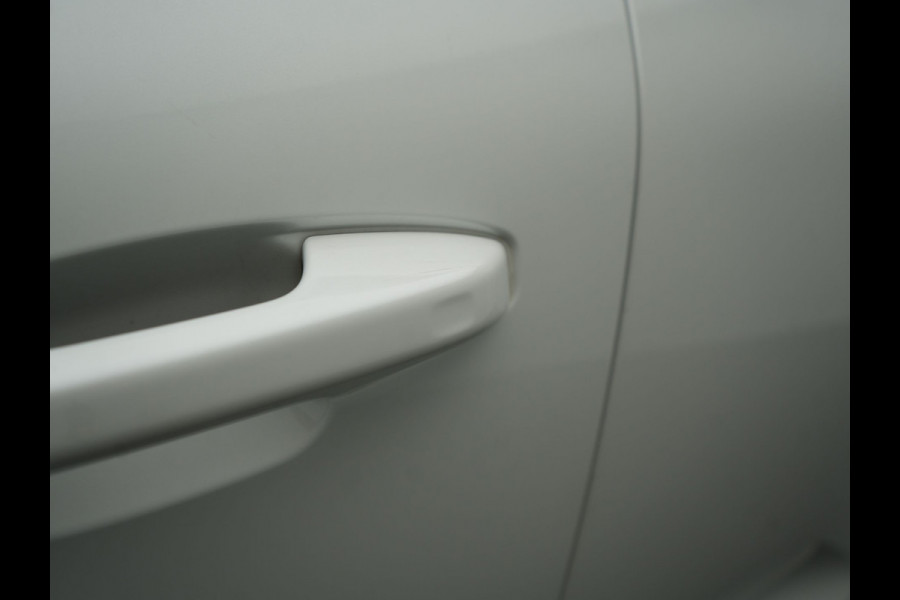 Volvo XC40 T5 Recharge R-Design PHEV 262pk | Panodak | Adaptive Cruise | Camera | Alcantara Sportstoelen Memory & Verwarmd | Stuur Verwarmd | Keyless | BLIS | Apple Carplay | Navigatie | DAB | 20"L.M | Plug in Hybrid |