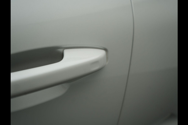 Volvo XC40 T5 Recharge R-Design PHEV 262pk | Panodak | Adaptive Cruise | Camera | Alcantara Sportstoelen Memory & Verwarmd | Stuur Verwarmd | Keyless | BLIS | Apple Carplay | Navigatie | DAB | 20"L.M | Plug in Hybrid |