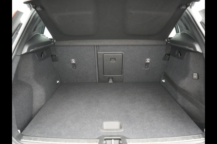 Volvo XC40 T5 Recharge R-Design PHEV 262pk | Panodak | Adaptive Cruise | Camera | Alcantara Sportstoelen Memory & Verwarmd | Stuur Verwarmd | Keyless | BLIS | Apple Carplay | Navigatie | DAB | 20"L.M | Plug in Hybrid |