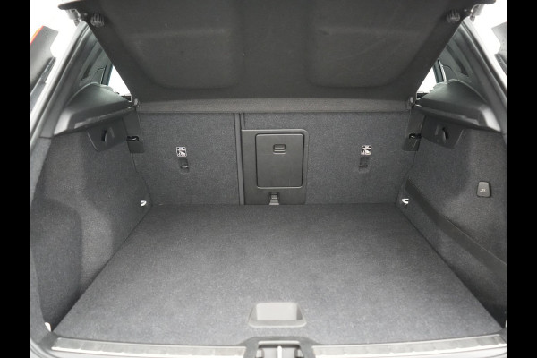 Volvo XC40 T5 Recharge R-Design PHEV 262pk | Panodak | Adaptive Cruise | Camera | Alcantara Sportstoelen Memory & Verwarmd | Stuur Verwarmd | Keyless | BLIS | Apple Carplay | Navigatie | DAB | 20"L.M | Plug in Hybrid |
