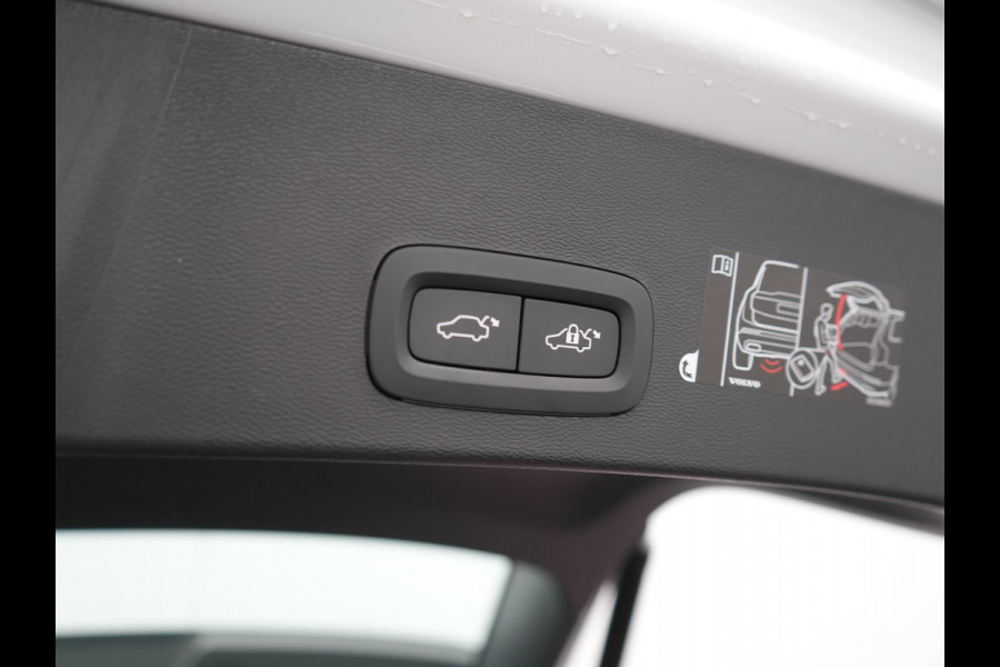 Volvo XC40 T5 Recharge R-Design PHEV 262pk | Panodak | Adaptive Cruise | Camera | Alcantara Sportstoelen Memory & Verwarmd | Stuur Verwarmd | Keyless | BLIS | Apple Carplay | Navigatie | DAB | 20"L.M | Plug in Hybrid |