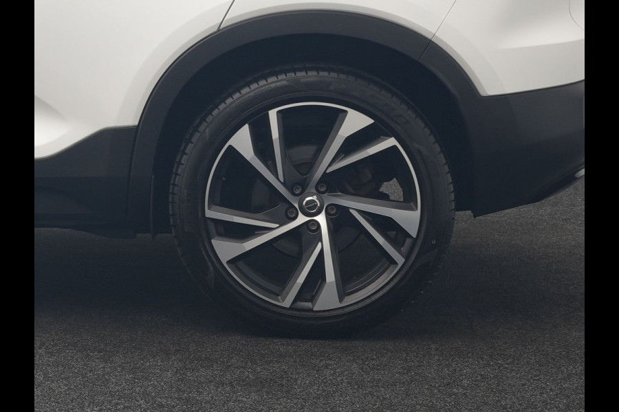 Volvo XC40 T5 Recharge R-Design PHEV 262pk | Panodak | Adaptive Cruise | Camera | Alcantara Sportstoelen Memory & Verwarmd | Stuur Verwarmd | Keyless | BLIS | Apple Carplay | Navigatie | DAB | 20"L.M | Plug in Hybrid |
