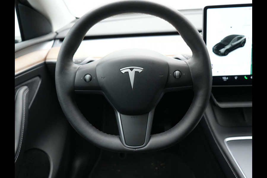 Tesla Model Y Dual Motor Long Range AWD 441 pk | Trekhaak Afn. | Full Self-Driving Capability | Panodak | Adaptive Cruise | 360 Camera | Lederen Sportstoelen Memory & Verwarmd | Navigatie |