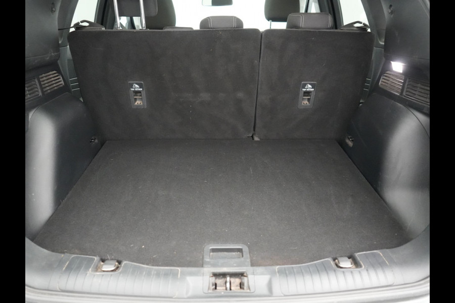 Ford Kuga 2.5 PHEV Titanium 225pk Dealer O.H. | Trekhaak Afn. | Panodak | Camera | Stoelen & Stuur Verwarmd | Apple Carplay | Keyless | Virtual | Cruise Control | Navigatie | DAB | Plug In Hybrid |