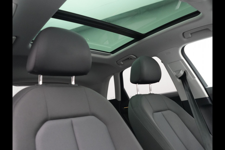 Audi Q3 45 TFSI e Advanced edition PHEV 245pk Dealer O.H | Panodak | 360 Camera | Blis | Voorstoelen Verwarmd | Sfeerverlichting | Cruise Control | DAB | Navigatie | Virtual | 17"L.M | Plug In Hybrid