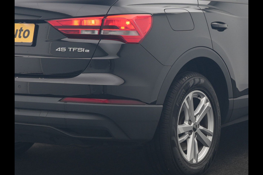 Audi Q3 45 TFSI e Advanced edition PHEV 245pk Dealer O.H | Panodak | 360 Camera | Blis | Voorstoelen Verwarmd | Sfeerverlichting | Cruise Control | DAB | Navigatie | Virtual | 17"L.M | Plug In Hybrid